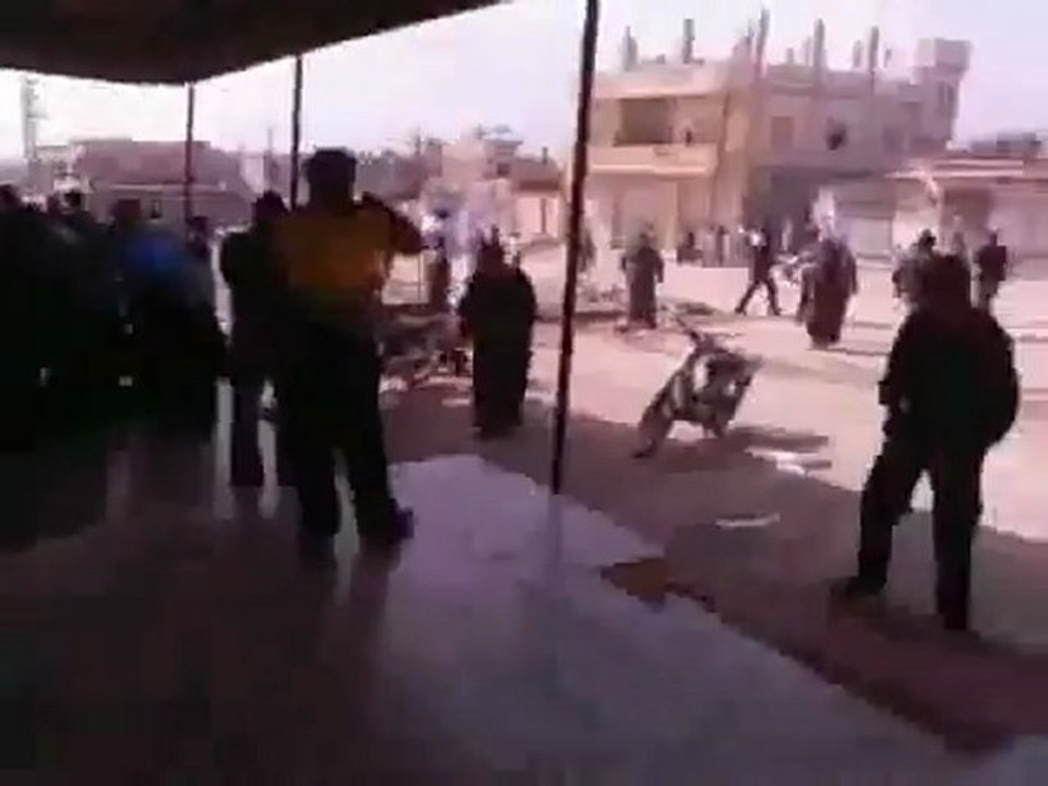 فري برس   كفرنبودة حماه تفريق مظاهرة حاشدة لاحرار كفرنبودة بالغازات السامة وهجوم الشبيحة بالمدرعات ردوا الثوار بالتكبير 26 10 2011