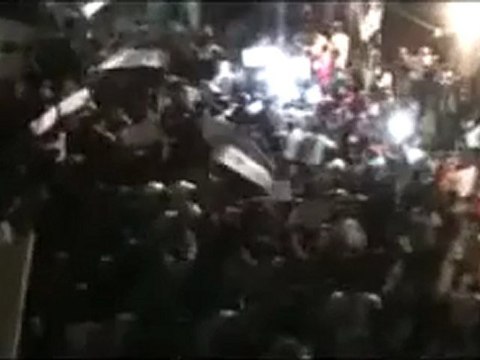 فري برس الحولة الجيش الاسدي يطلق النار مباشرة على مظاهرة انطلقت للمطالبة بالحظر الجوي و إعدام الرئيس 29 10 2011