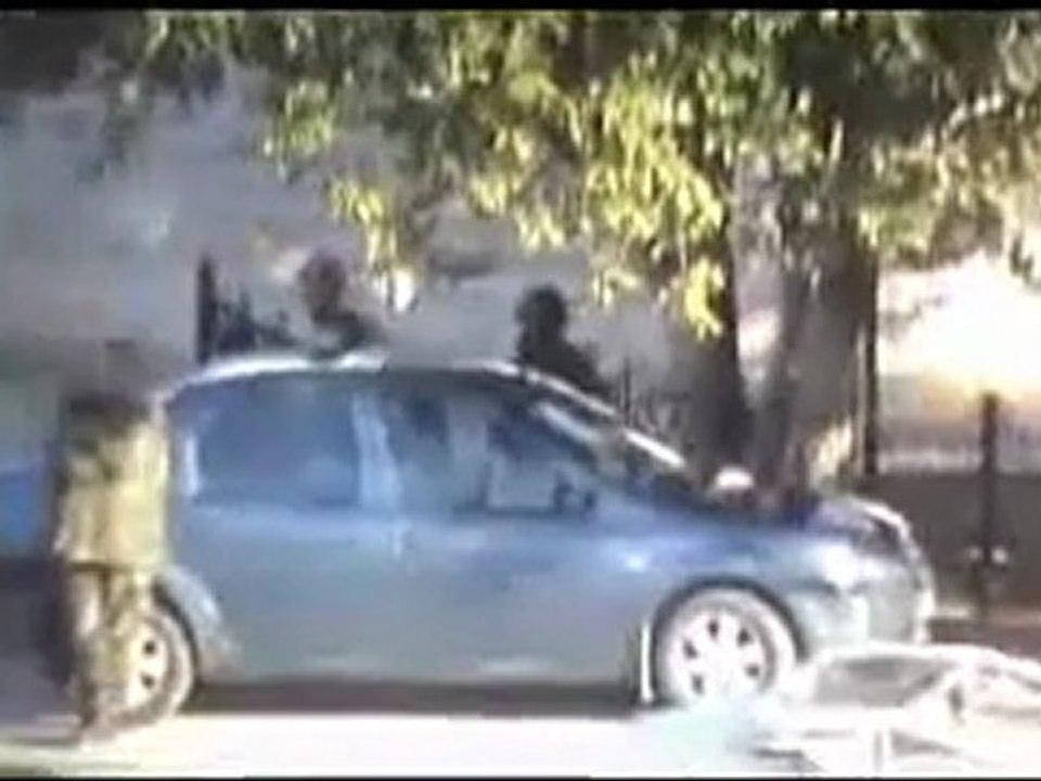 فري برس   حماة حي الكرامة انتشار عصابات الامن والشبيحة حول مسجد الشيخ سعيد الجابي لمنع خروج مظاهرة بعد صلاة العيد  6 11 2011