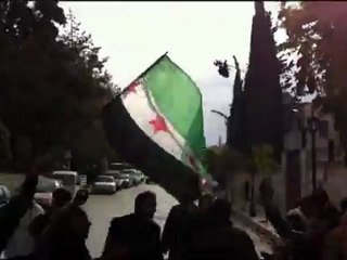 فري برس   مافي تأييد بادلب      مدينة ادلب امام عناصر الامن 14 11 2011