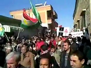 فري برس   فيديو مظاهرة عاااااامودا جمعة الجيش الحر يحميني 25 11 2011