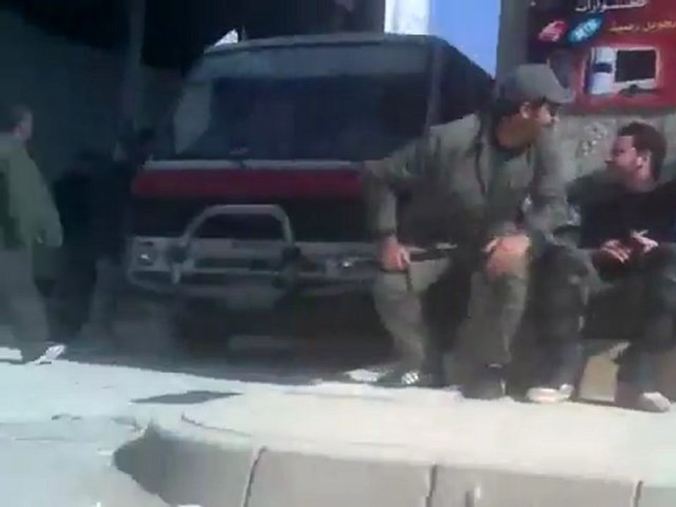 فري برس   دمشق جمعة الجيش الحر يحميني الشبيحة وباصات الأمن في حي التضامن يتنظرون خروج المصلين من جامع سيدنا علي بن أبي طالب لقمعهم 25 11 2011