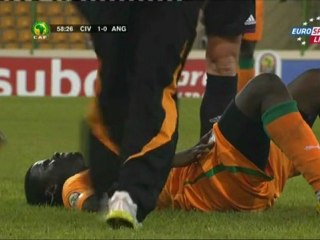 Eboue'nin sakatlık pozisyonu ve sedye ile taşınma anı.