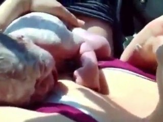 Γέννησε στο αυτοκίνητο