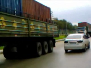 فري برس   اللاذقية شاحنات الجيش تحمل حاويات من المرفأ 25 1 2012