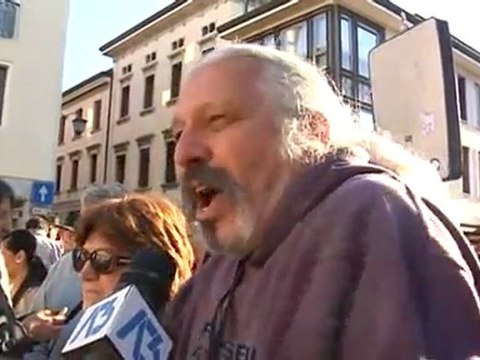 RABBIA INDIGNADOS, LA PIAZZA APPLAUDE