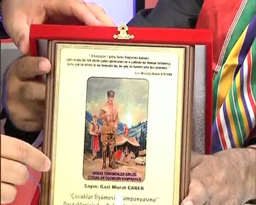 Dünya Türkmenleri Plaket takdimi