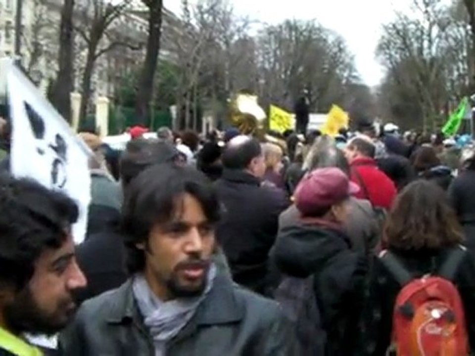 Manif contre le logement cher à Neuilly. JC Fromantin interdit de nous rendre à la mairie !