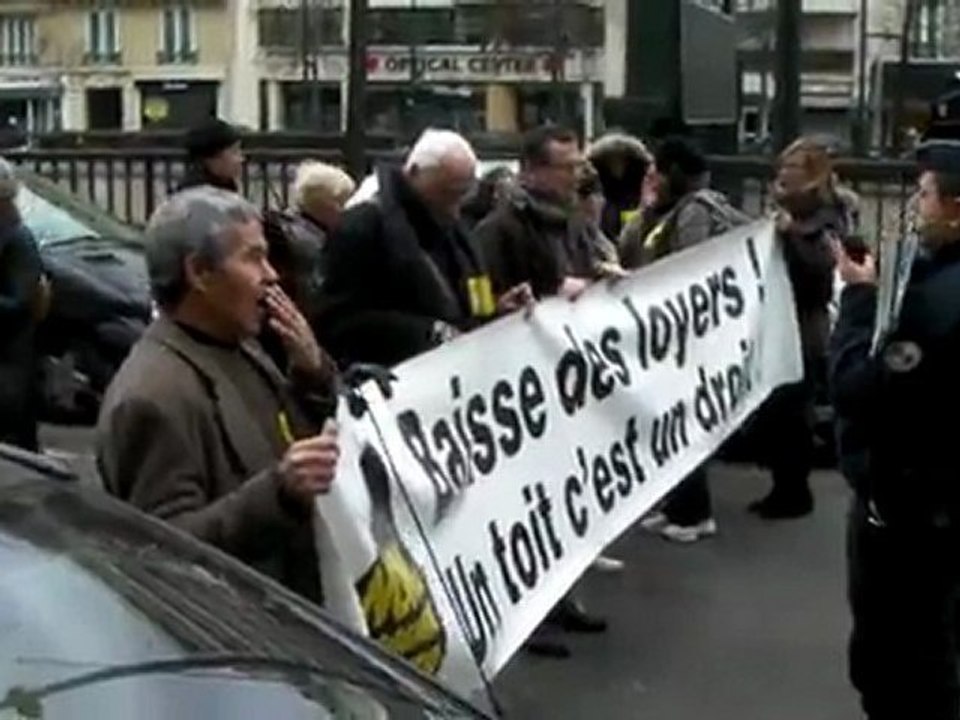Manif contre le logement cher à Neuilly. JC Fromantin bloque le cortège avenue CDG !