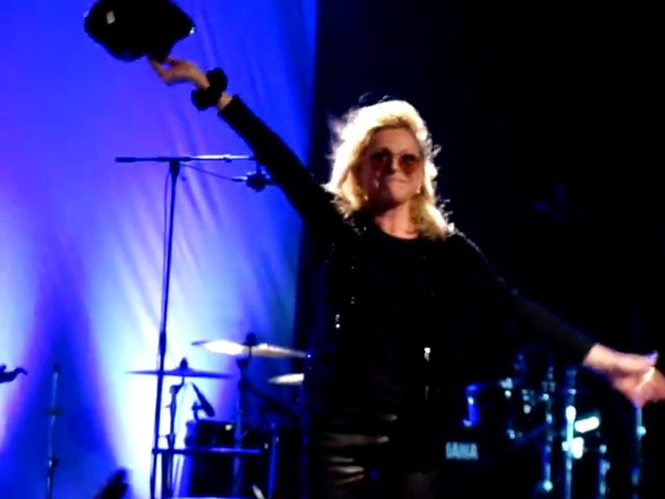 VERONIQUE SANSON 2011 CROSNE SURPRISE FIN DE CONCERT, VERO DANSE ...