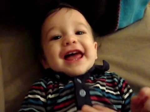 Jules rigole avec les chatouilles