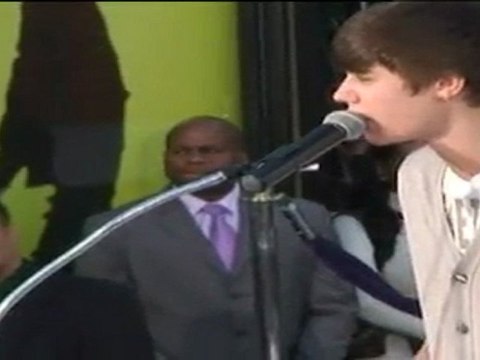 Hollywood rinde homenaje al rey del pop con sus hijos como protagonistas