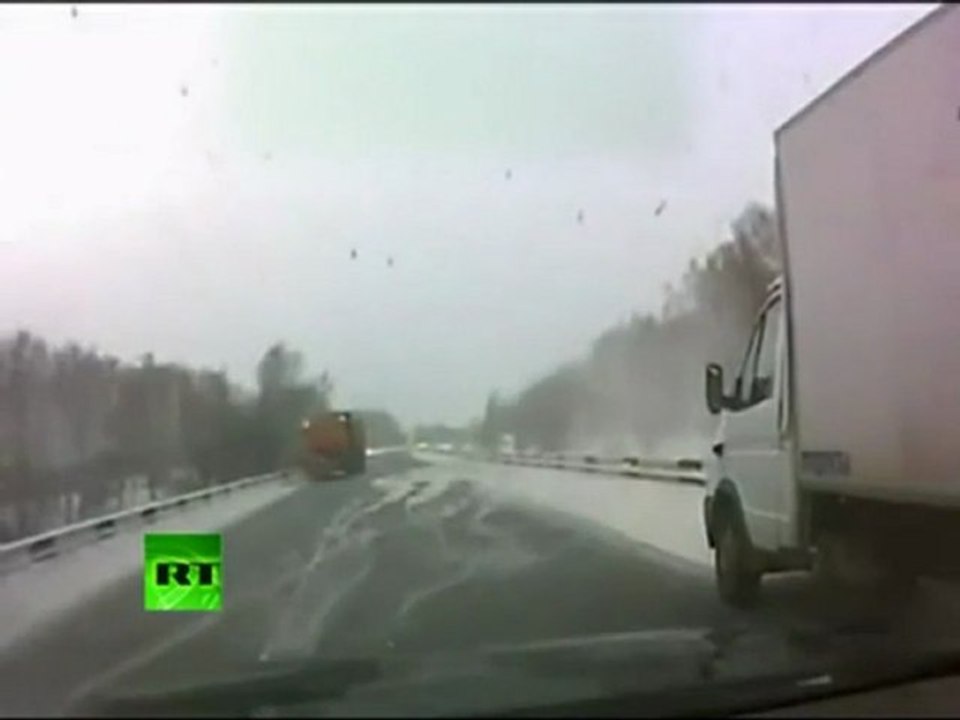 Drivers_miracle_escape_on_snowy_Russian_road_caught_on_camera