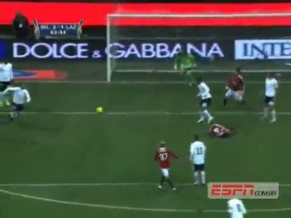 Marc Van Bommel prend une droite en plein match (26.01.2011)