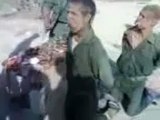 Soldats de Khadafi forcés à manger de la viande de chien et à embrasser la tête du chien tué