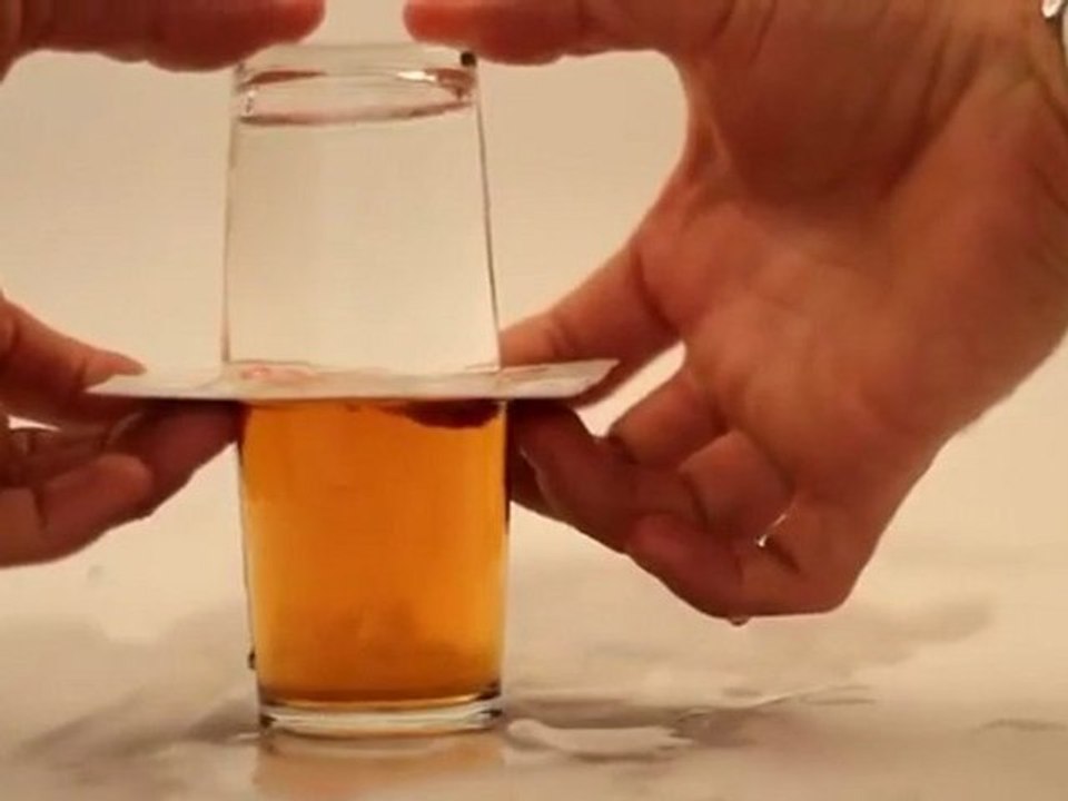 Tour de magie: changer l'eau en whisky (vidéo)