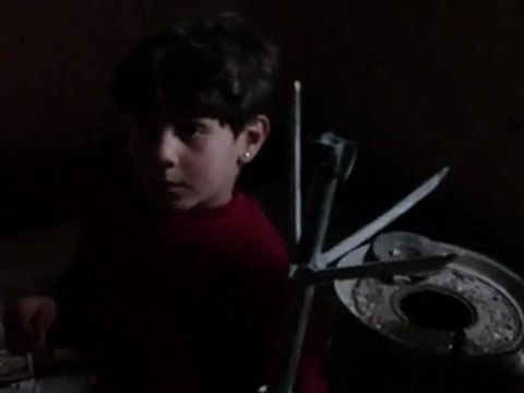 فري برس حمص حي عشيرة القصف علينا بالهاون عند تناول الطعام ودمار للمنازل 26 1 2012