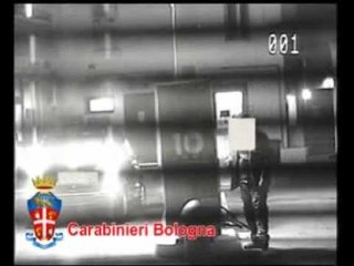 Bologna - Estorce soldi a un benzinaio, preso
