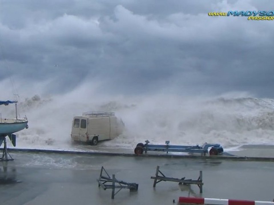Coup de mer sur le port de St. Laurent du Var le 8 novembre 2011