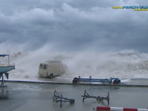 Coup de mer sur le port de St. Laurent du Var le 8 novembre 2011
