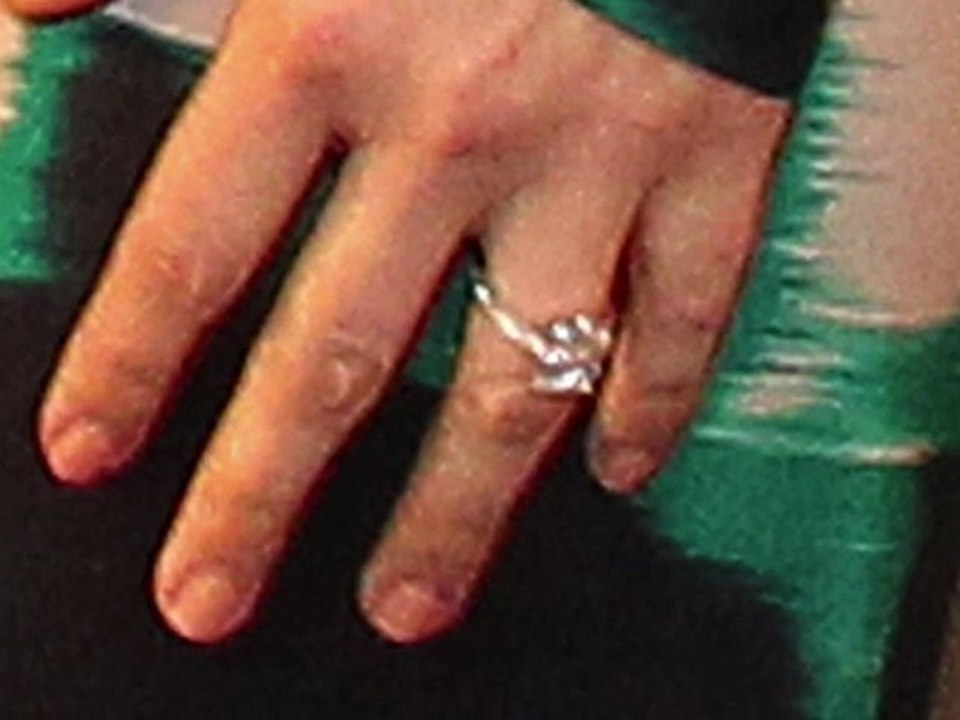 Drew Barrymore zeigt Verlobungsring