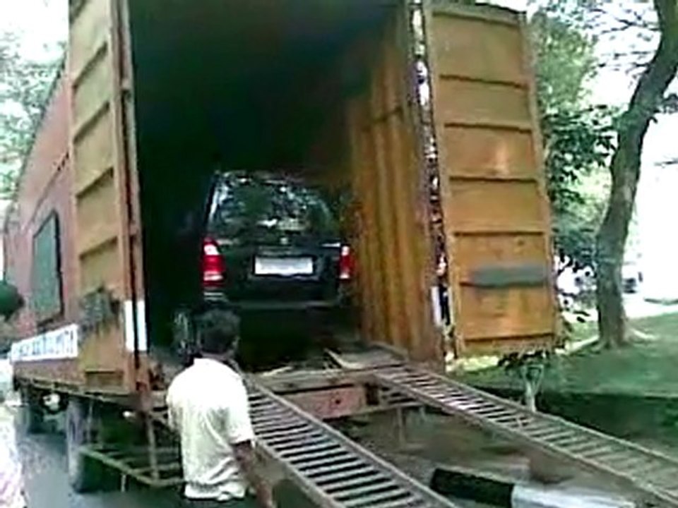 BLACK WAGNAR CAR LOADING