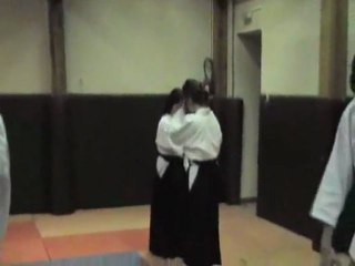 Recherche du déséquilibre, entrée irimi avec engagement des hanches, pivot et coupe kesa giri.