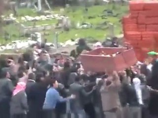 فري برس   ‫نوى   بداية   إطلاق النار الحي على المشيعين 27 1 2012