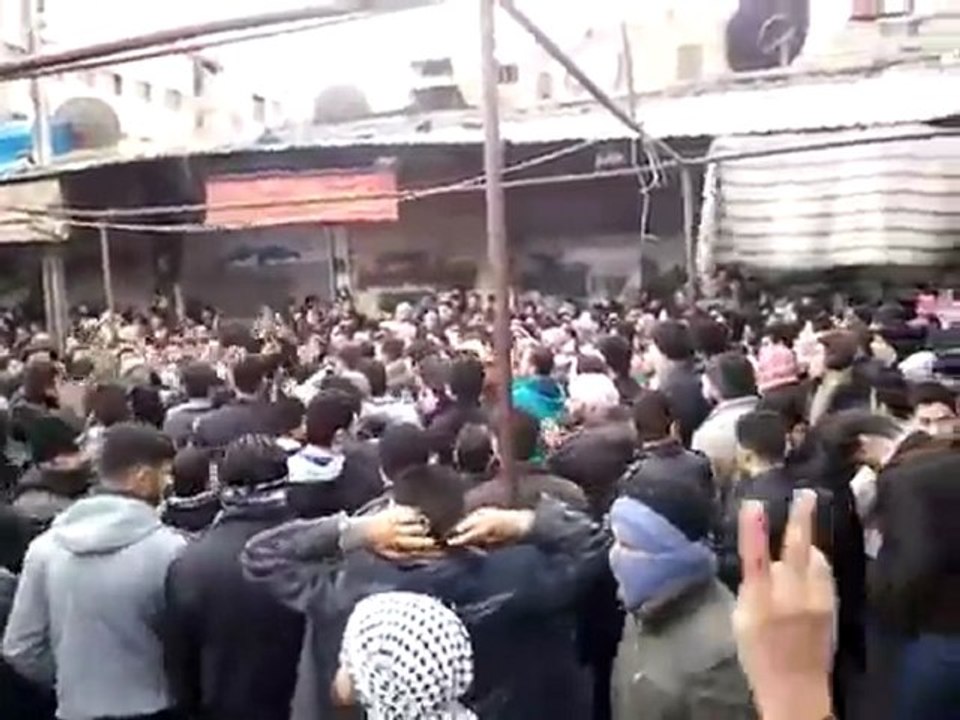 فري برس   ريف دمشق دوما    مظاهرة جمعة حق الدفاع عن النفس تحت القصف 27 1 2012