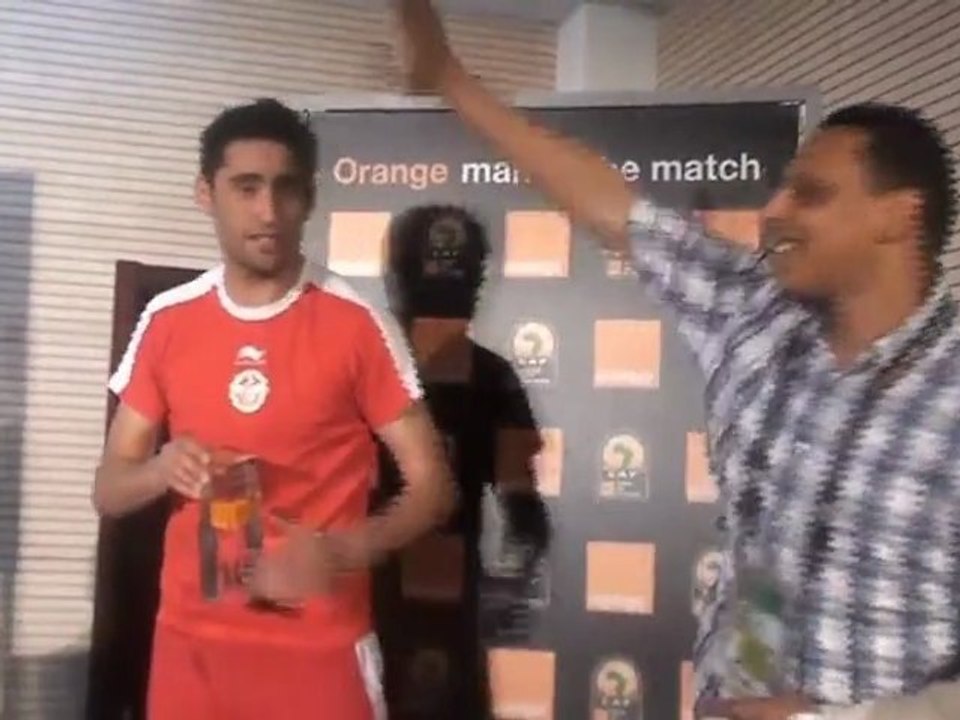 Haggui recoit le titre de l'homme du match par notre Orange reporter
