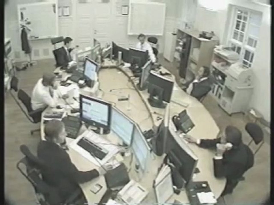 Stress au bureau trader fou en salle de marchés HUMOUR