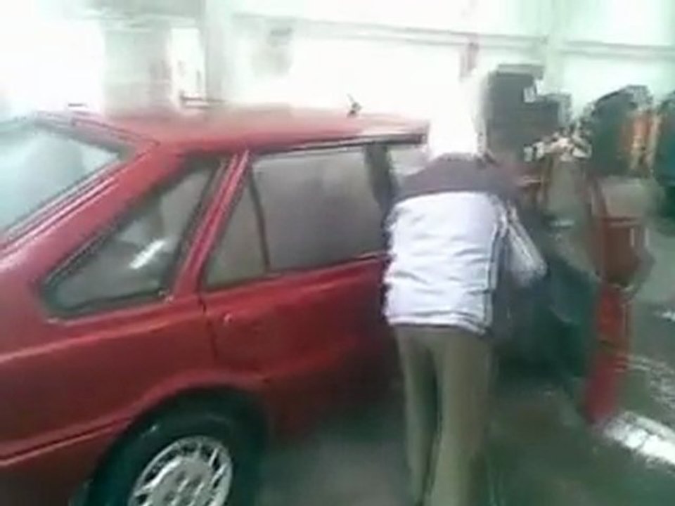 Papi lave l'auto à l'intérieur