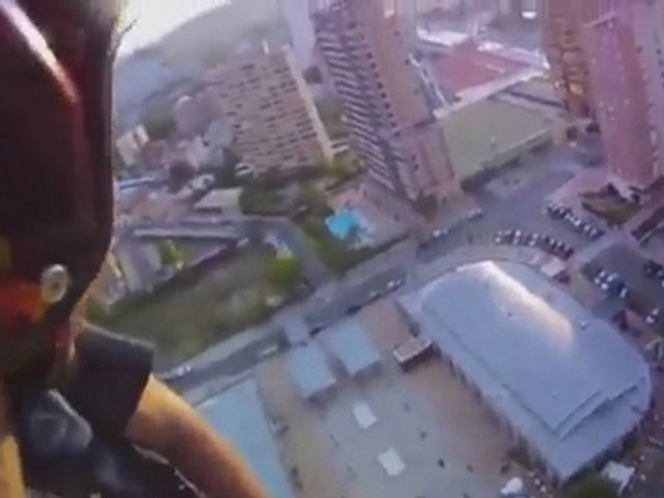 Trois hommes sautent d'un ascenseur extérieur ( base jump ascenseur exterieur hôtel )