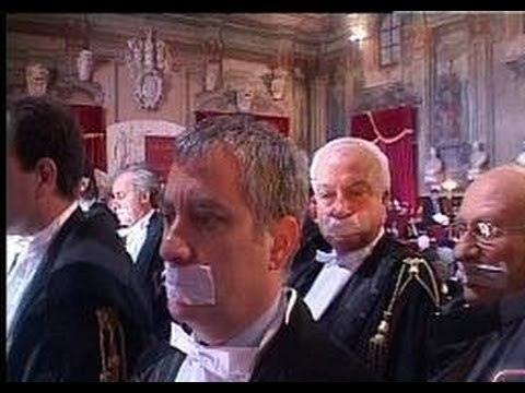 Napoli - Anno Giudiziario, avvocati imbavagliati per protesta