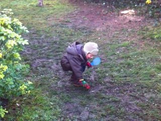 Noam dans le jardin 1