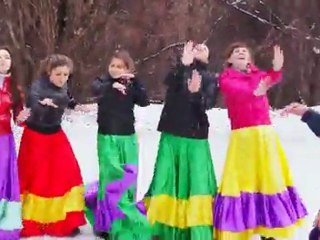 ГАИшник танцует с циганками !!!