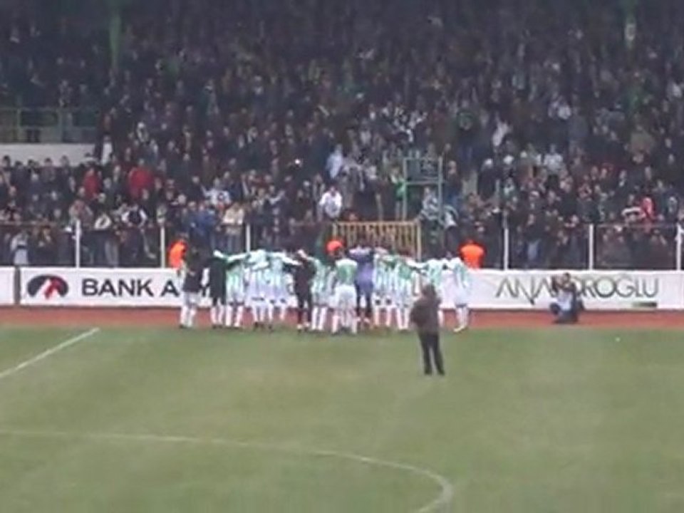 Giresunspor Akhisar Maçı Bitimi.Futbolcu Taraftar Omuz Omuza