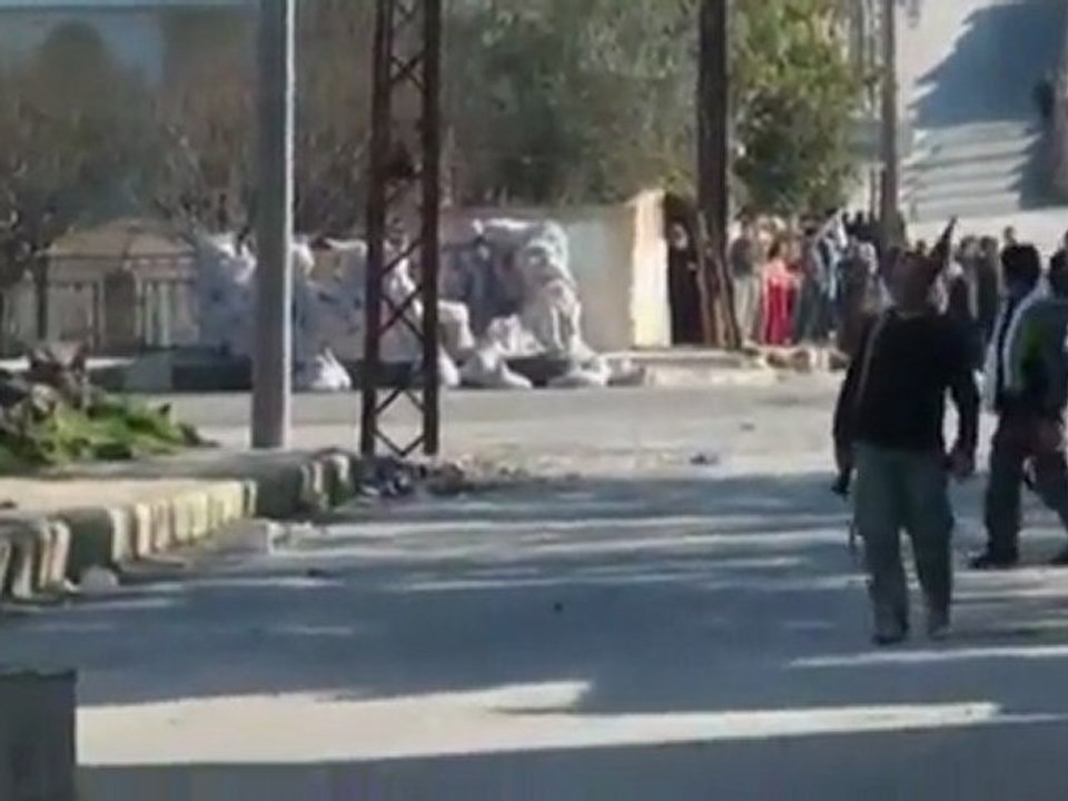 Fighting flares in Damascus suburbs