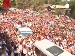 Aung San Suu Kyi lancia la campagna elettorale e chiede...