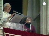 Il Papa rilascia due colombe per la pace in Medio Oriente