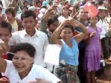 Birmanie: la foule acclame Aung San Suu Kyi en campagne