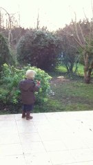 Noam dans le jardin 2