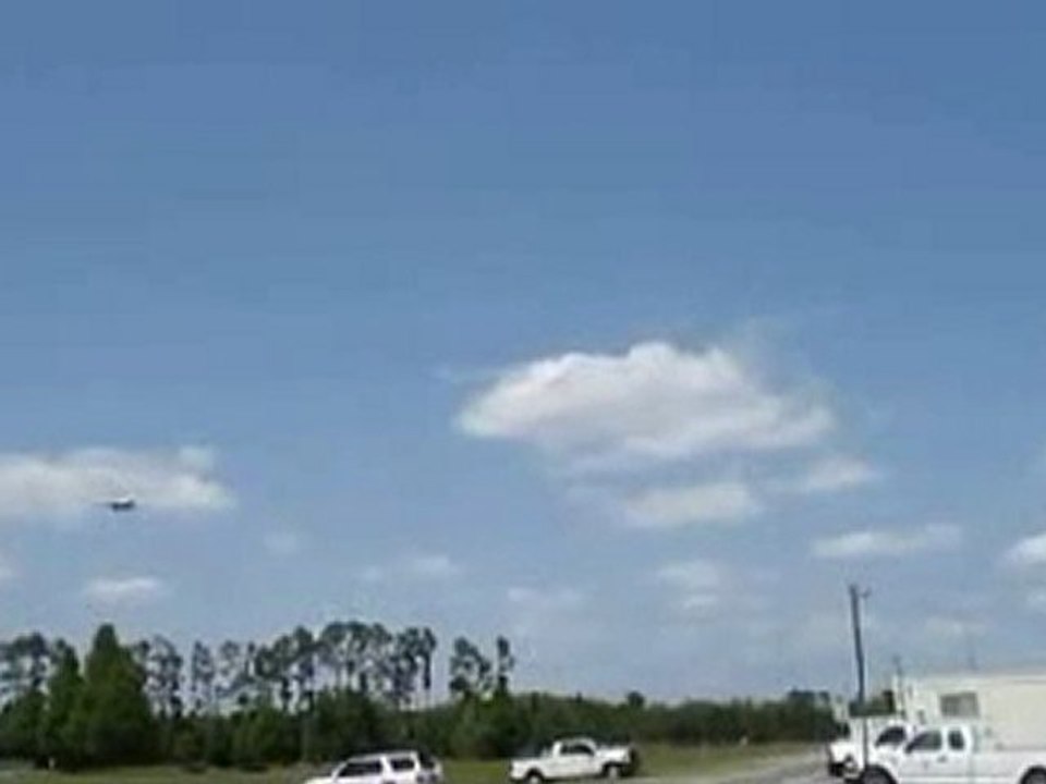 OVNI filmé par hasard lors du passage d un avion