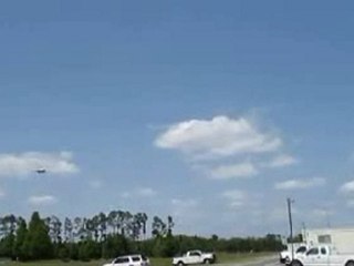 OVNI filmé par hasard lors du passage d un avion