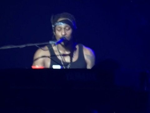 D'Angelo - Untitled (How Does It Feel) (Live @ Zénith Paris) [2012-01-29]