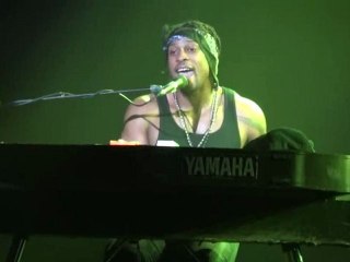 D'Angelo - Higher (Live @ Zénith Paris) [2012-01-29]