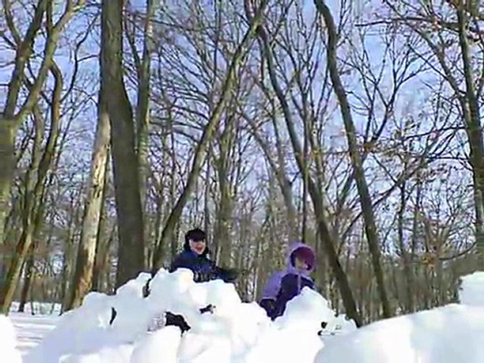 Clement & Alyssa jettent des boules de neige a leur papa