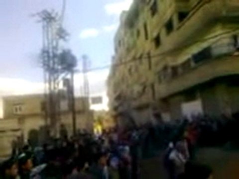 فري برس هام معضمية الشام مظاهرة ردا ع سرقة جثة الشهيد خالد حسنين الذي سرقها الأمن ودفنها في مكان غير محدد واطلاق النار ع المتظاهرين 28 1 2012