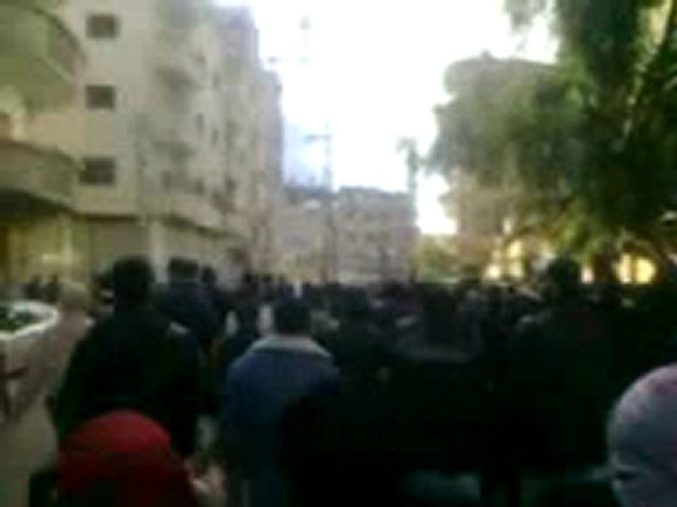 فري برس   هام معضمية الشام مظاهرة ردا ع سرقة جثة الشهيد خالد حسنين الذي سرقها الأمن ودفنها في مكان غير محدد  قبل اطلاق النار   28 1 2012