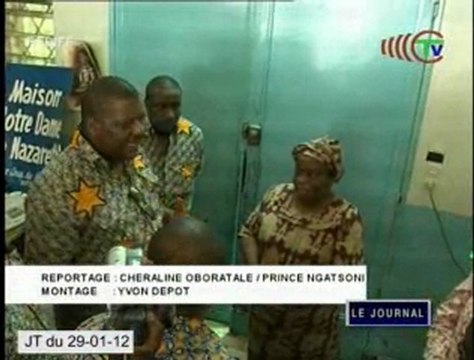 Les amis de 30 ans font des dons aux enfants démunis et orphelins